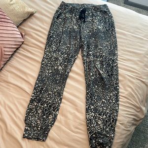 Sundry “Leopard Pocket Jogger” in a size 2 (medium)